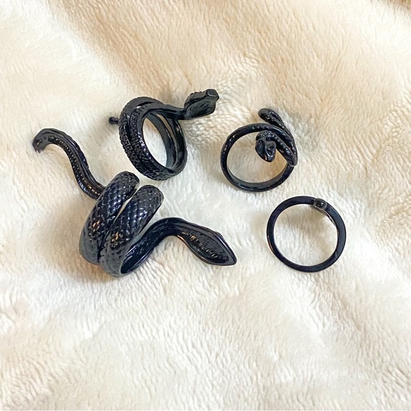 Set of 4 Adjustable Snake Rings in Black (Not Official Merchandise) - Picture 3 of 4
